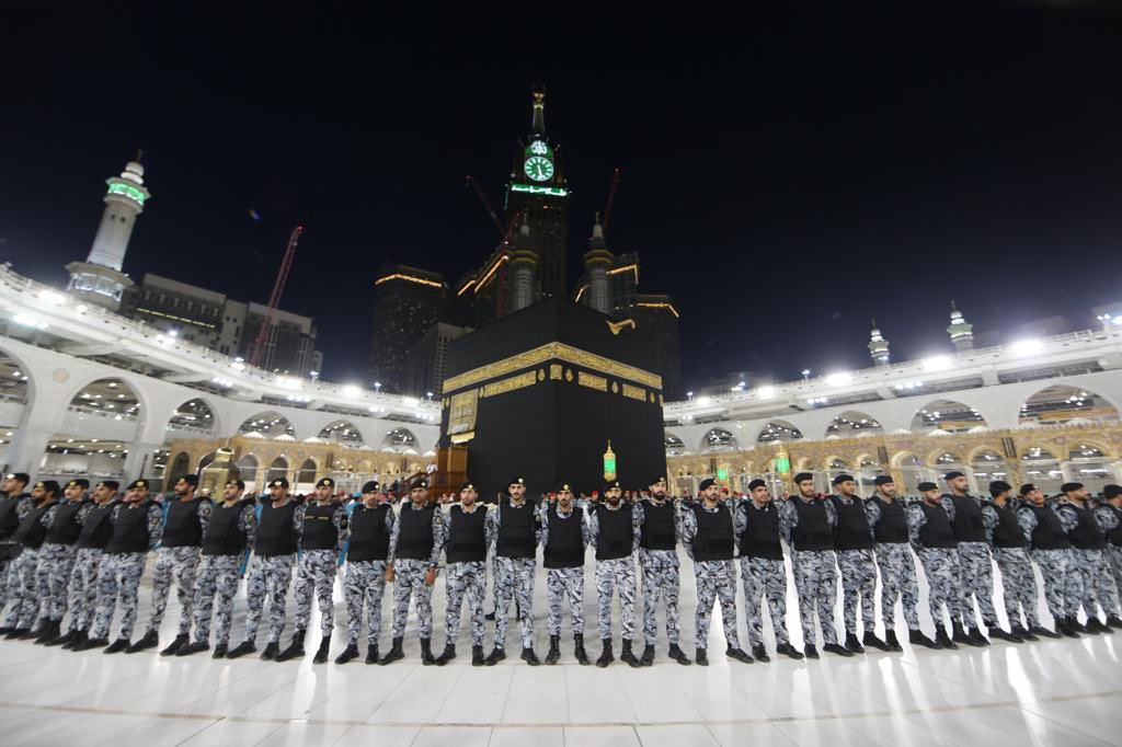 الأمن العام يشارك صوراً من غسل الكعبة المشرفة (شاهد) 4 F2h7ZhDWEAIBeUX