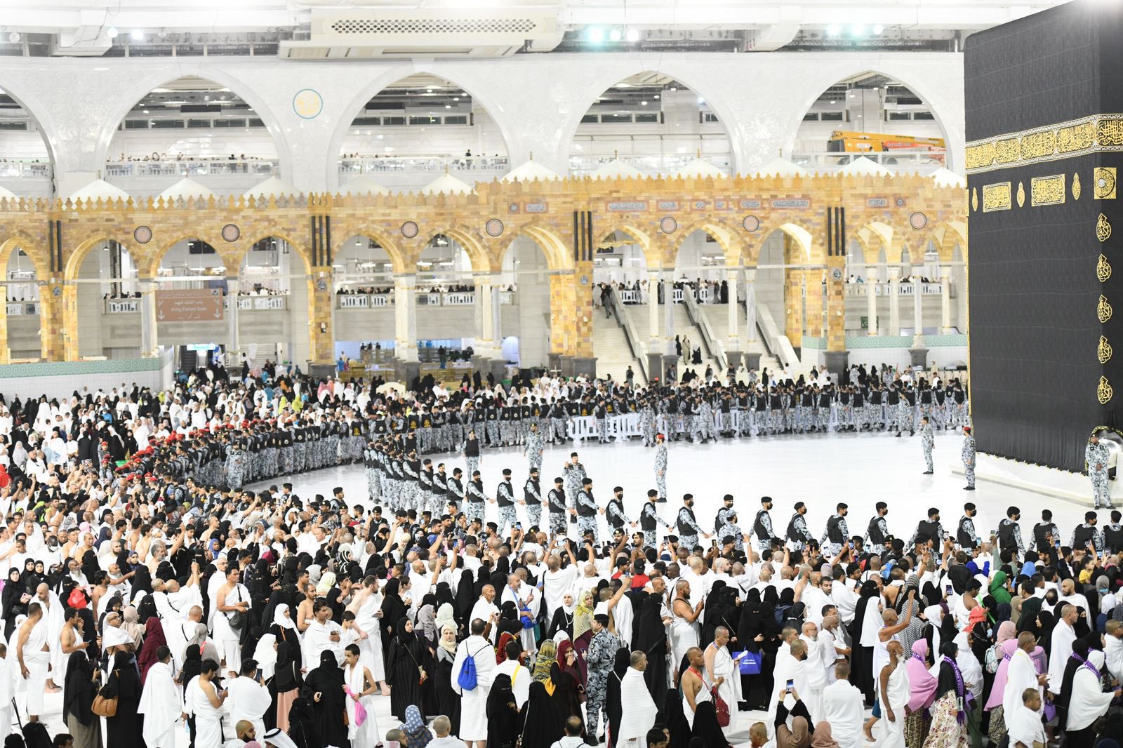 الأمن العام يشارك صوراً من غسل الكعبة المشرفة (شاهد) 3