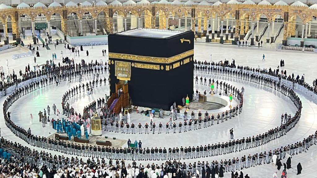 الأمن العام يشارك صوراً من غسل الكعبة المشرفة (شاهد) 2 F2hCJIgWIAAckyD