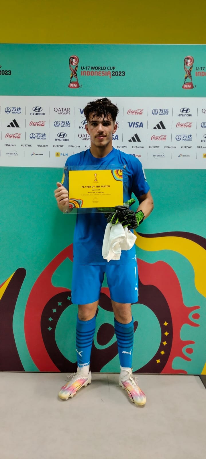 طه بنغوزيل مع جائزة رجل مباراة المغرب ضد إيران في الدور الـ 16 من كأس العالم تحت 17 سنة