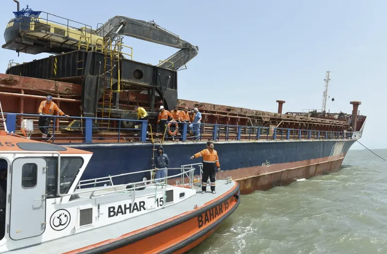 أثناء إنقاذ طاقم السفينة