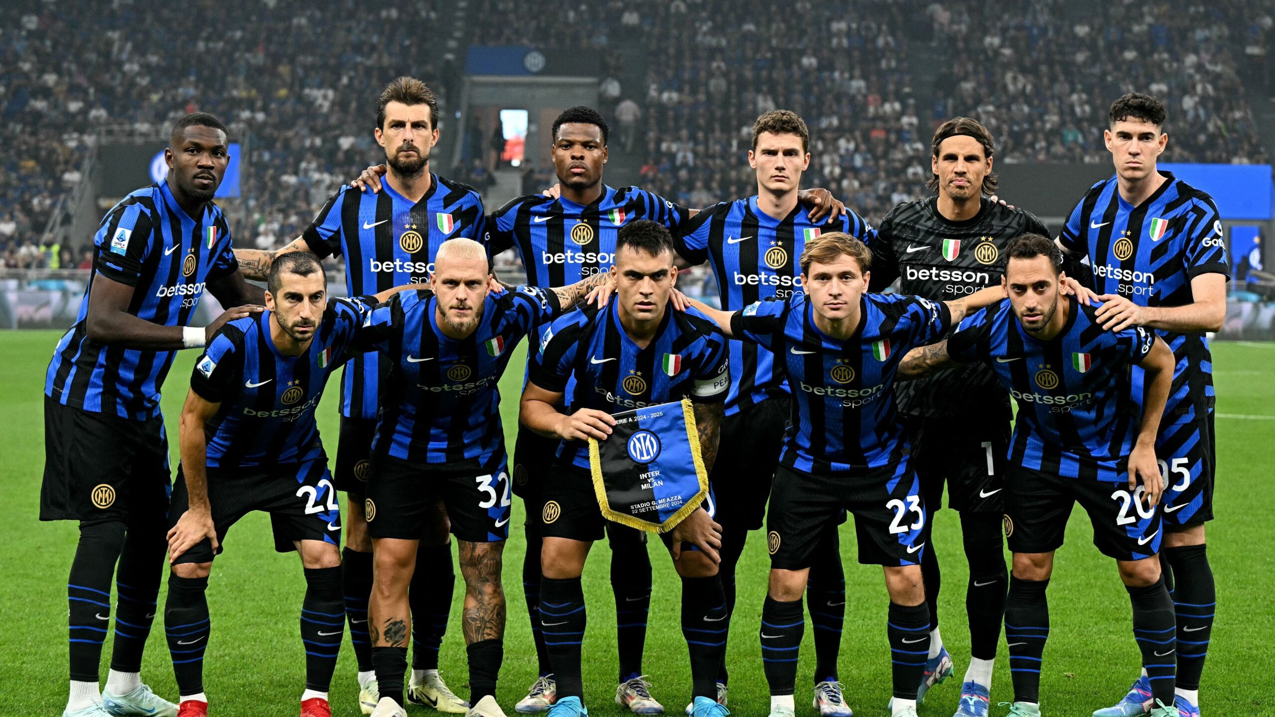 إنتر ميلان يرتدي شارات سوداء في نهائي دوري أبطال أوروبا 1 GettyImages 2173124479 scaled