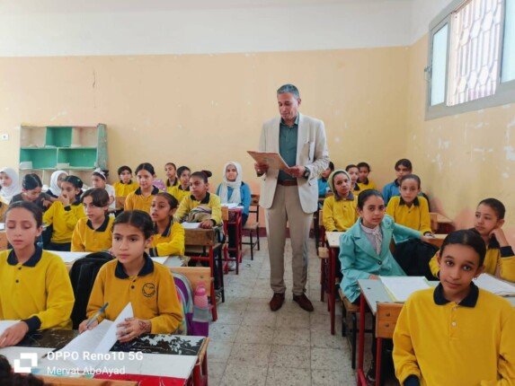 وكيل تعليم الجيزة يتفقد لجان امتحانات النقل للمواد غير المضافة للمجموع 1 elaosboa38056 1