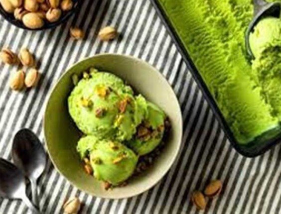 الصيف 2025.. طريقة عمل الآيس كريم بصوص البستاشيو 1 elaosboa79358